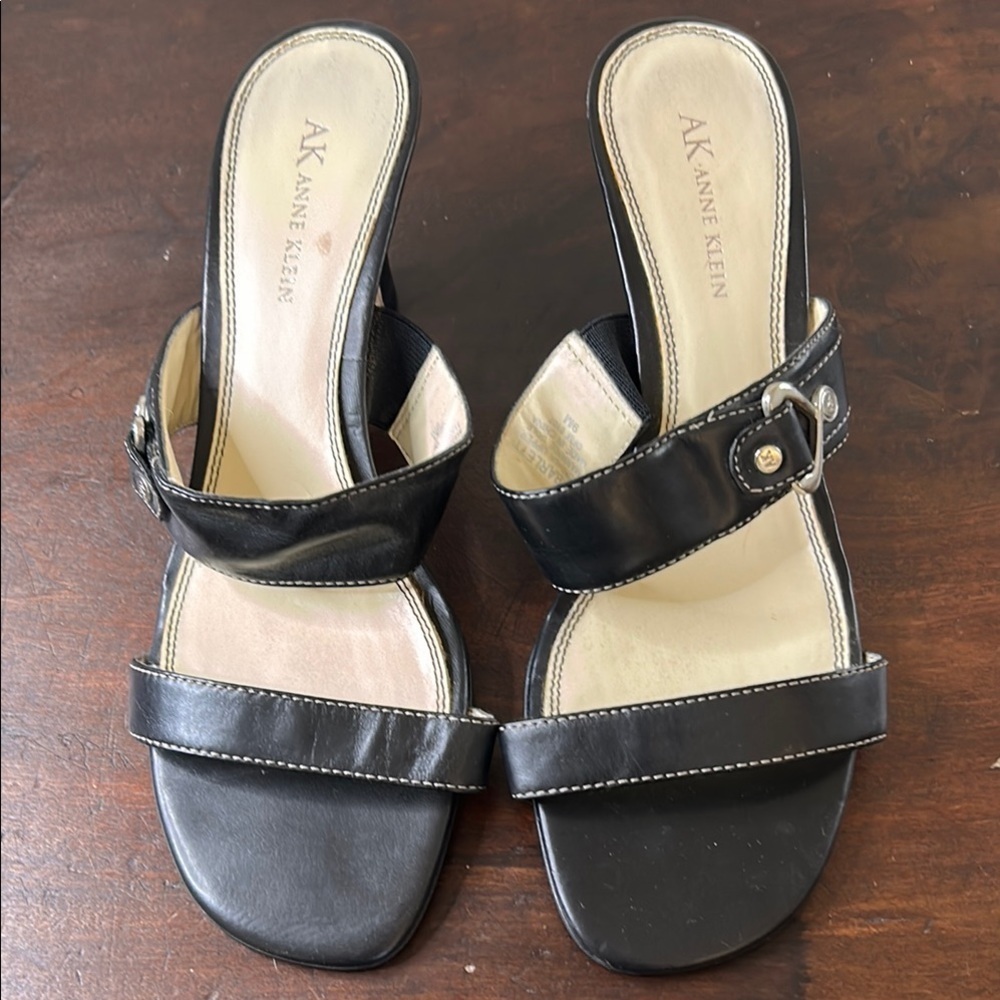 Anne Klein Black Sandals with Glossy Straps Sz 9